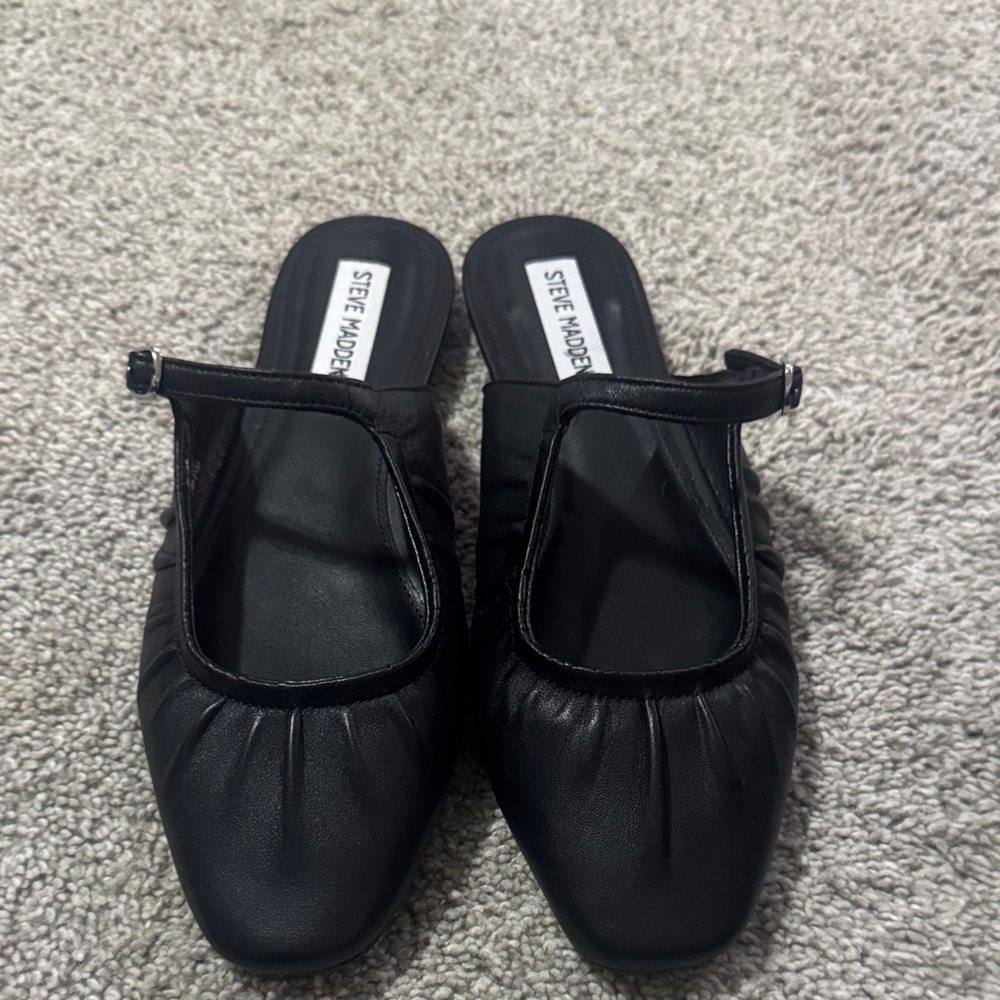 New!!Steve Madden Black Flats with Strap